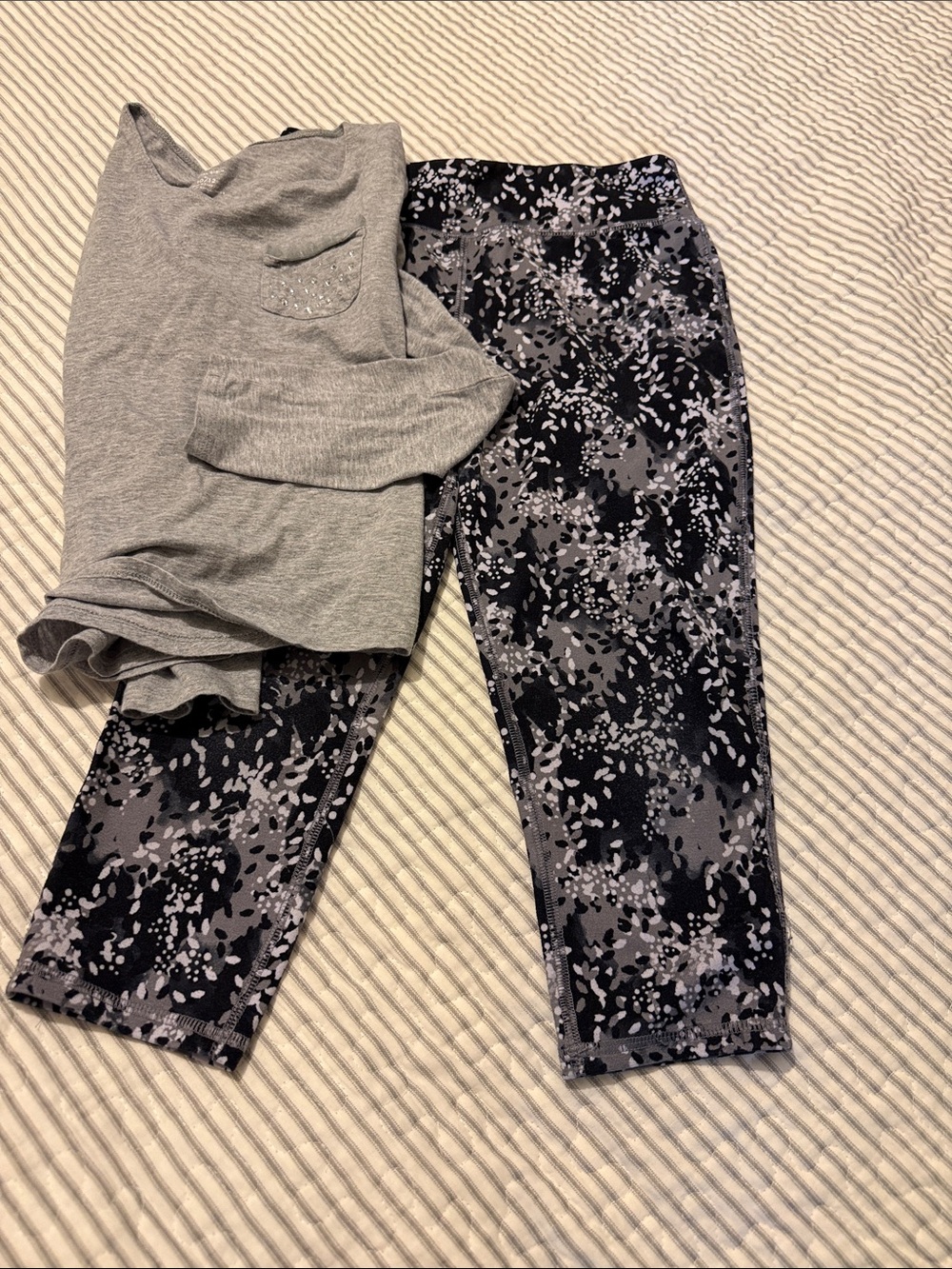 Girls Gray & Black Printed Active Leggings & Top